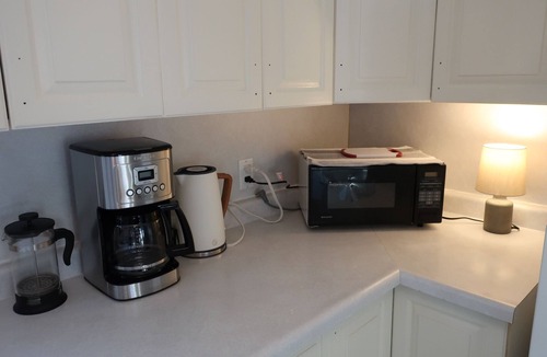 Gimli House | Bright, Cozy, 2 Bedroom vacation hom w/deck - 4 blocks from beach!
