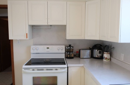 Gimli House | Bright, Cozy, 2 Bedroom vacation hom w/deck - 4 blocks from beach!