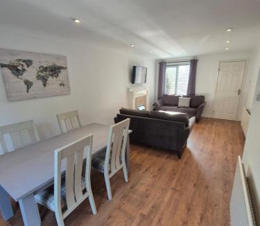 Northampton Apartment | Bright & Cozy 3 Bed House with Parking