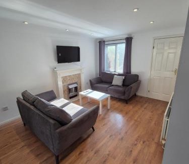 Northampton Apartment | Bright & Cozy 3 Bed House with Parking
