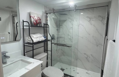 Ajax Apartment | Bright & Cozy Basement Apartment
