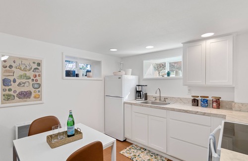 Brooklyn Apartment | Bright & Cozy Brooklyn Apartment | Full Kitchen