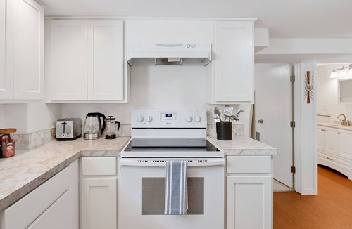 Brooklyn Apartment | Bright & Cozy Brooklyn Apartment | Full Kitchen