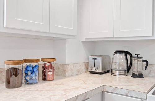 Brooklyn Apartment | Bright & Cozy Brooklyn Apartment | Full Kitchen