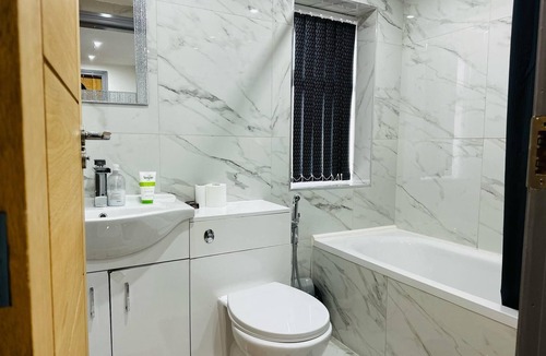 Broadheath House | Bright & Cozy Double Room