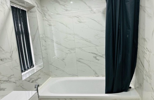 Broadheath House | Bright & Cozy Double Room