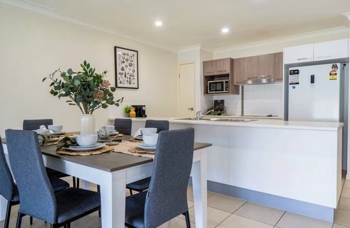 Waterford West House | Bright & Cozy Duplex near Logan Central Comforts