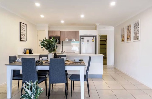 Waterford West House | Bright & Cozy Duplex near Logan Central Comforts