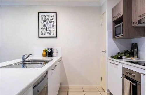 Waterford West House | Bright & Cozy Duplex near Logan Central Comforts