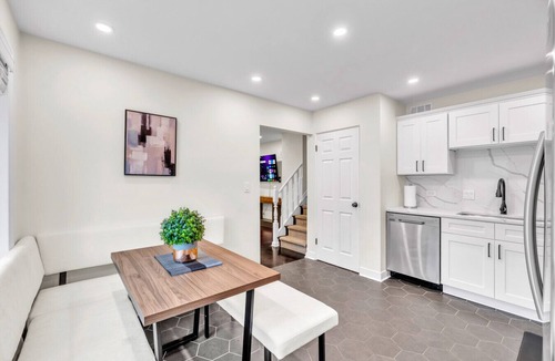 Elmhurst House | Bright & Cozy Elmhurst Stay 3BR/2BA