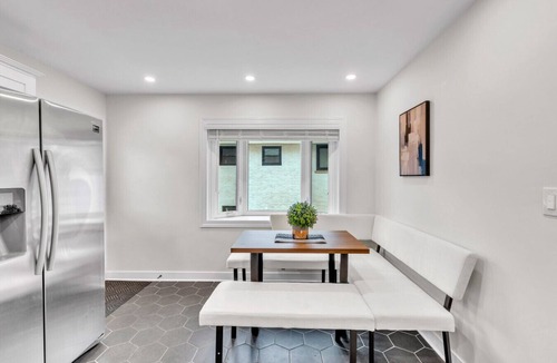 Elmhurst House | Bright & Cozy Elmhurst Stay 3BR/2BA