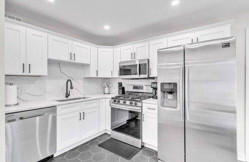 Elmhurst House | Bright & Cozy Elmhurst Stay 3BR/2BA