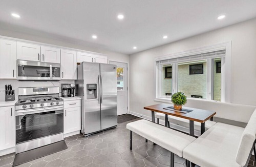 Elmhurst House | Bright & Cozy Elmhurst Stay 3BR/2BA