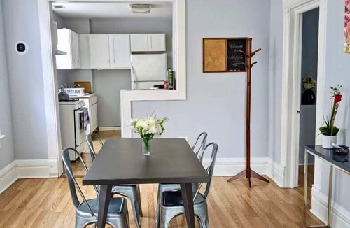 Palmer Square Apartment | Bright/Cozy/Hip 2/1 Apt | Logan Square