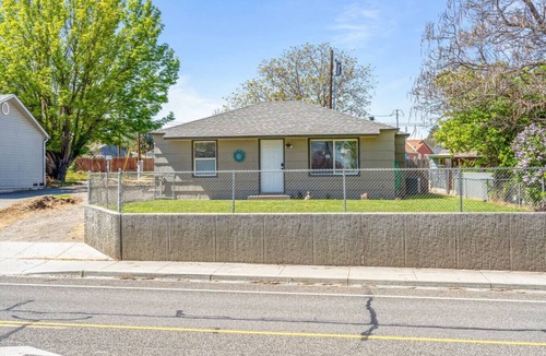 Kennewick House | Bright & Cozy Home