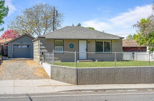 Kennewick House | Bright & Cozy Home