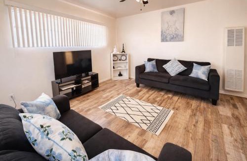 Oleander - Sunset Apartment | Bright & Cozy Modern Space Near Downtown