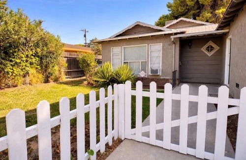 Oleander - Sunset Apartment | Bright & Cozy Modern Space Near Downtown