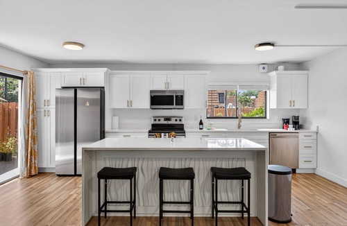 Hamlet House | Bright & Cozy Townhome · Pool & Near Downtown