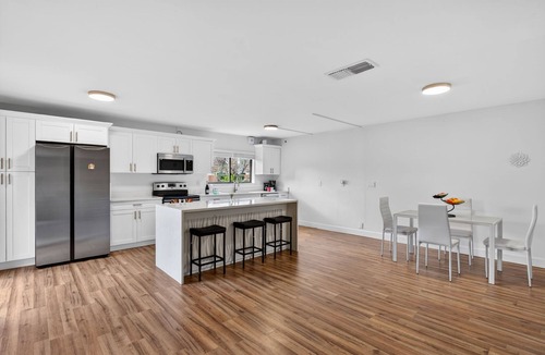 Hamlet House | Bright & Cozy Townhome · Pool & Near Downtown