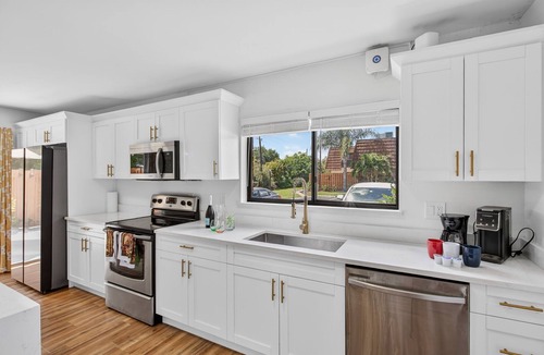 Hamlet House | Bright & Cozy Townhome · Pool & Near Downtown