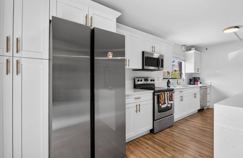 Hamlet House | Bright & Cozy Townhome · Pool & Near Downtown