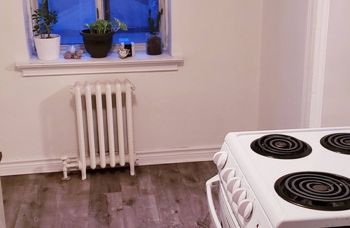 Oakwood Village Apartment | BRIGHT COZY/WARM 1 BEDROOM APARTMENT ON DUFFERIN