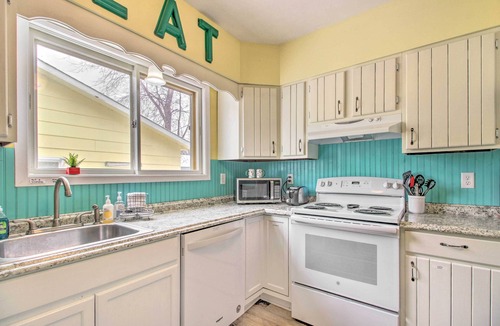 Crosby Cottage | Bright Crosby Home - Walk to Main St & Beach!
