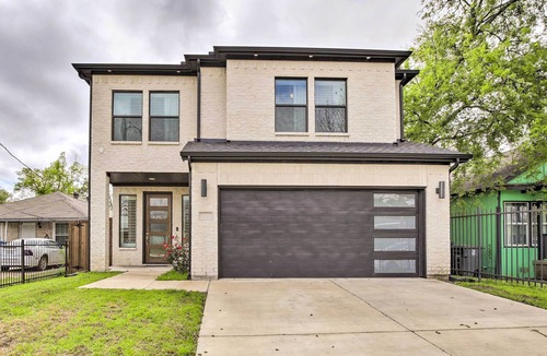 West Dallas House | Bright Dallas Home w/ Private Yard & Grill!