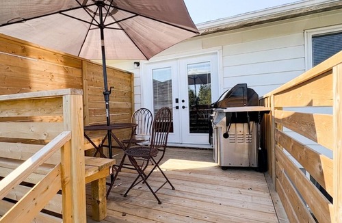 Grantham House | Bright Designer 2BR Bungalow - Private Deck & Yard