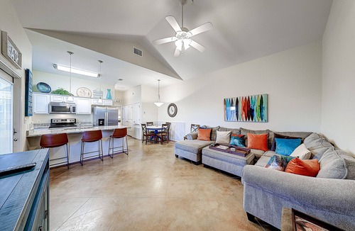 Corpus Christi House | Bright, dog-friendly townhome with free wifi and a private yard - near the water