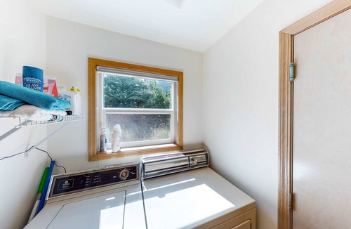 Kiwanda Shores House | Bright dog-friendly home with wrap-around deck just steps from beach