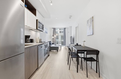 Downtown Toronto Condo | Bright Downtown Retreat near Eaton Centre & Subway