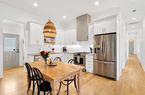 Northwest Quadrant Cottage | Bright Dreamy Cottage-Walkable to Water & Downtown
