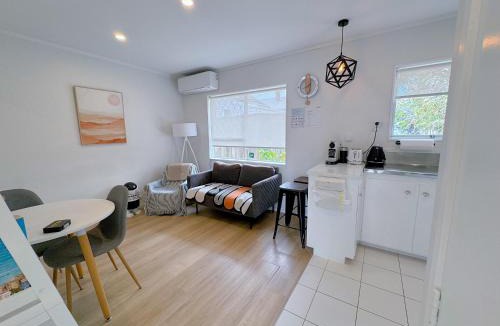 Mount Eden Apartment | Bright Eden Park two bed townhouse private parking