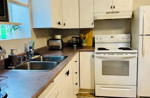 St. John's Apartment | Bright & Elegant, Near YYT