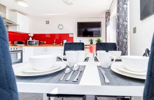 Plasnewydd Apartment | Bright Elms 1 | Sleeps 7 | Free Parking
