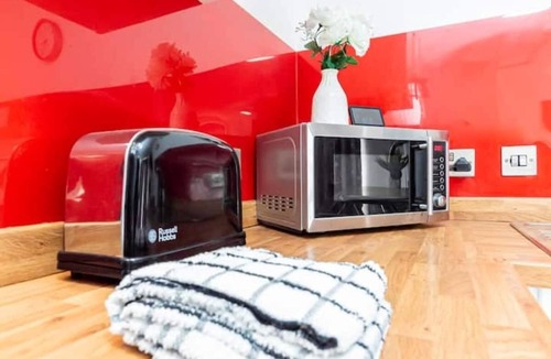 Plasnewydd Apartment | Bright Elms 1 | Sleeps 7 | Free Parking