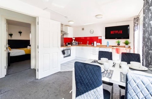 Plasnewydd Apartment | Bright Elms 1 | Sleeps 7 | Free Parking