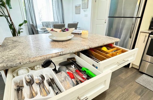 Niagara Falls House | Bright Escape Niagara – Pet Friendly, Backyard & 5 Min Driving to the Falls