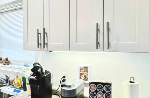 Niagara Falls House | Bright Escape Niagara – Pet Friendly, Backyard & 5 Min Driving to the Falls