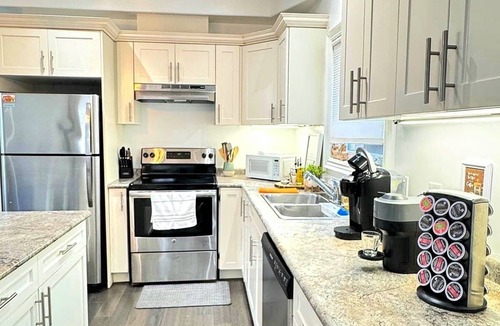 Niagara Falls House | Bright Escape Niagara – Pet Friendly, Backyard & 5 Min Driving to the Falls