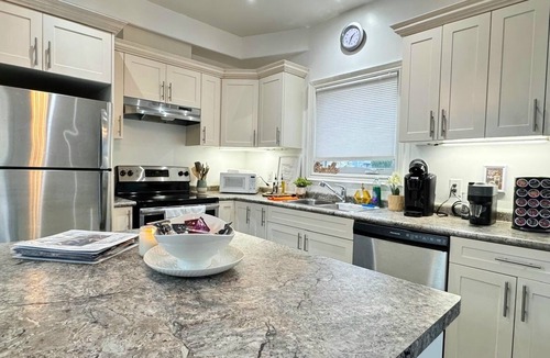 Niagara Falls House | Bright Escape Niagara – Pet Friendly, Backyard & 5 Min Driving to the Falls