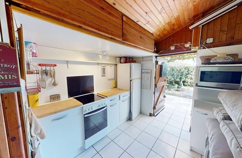 Vic-la-Gardiole House | Bright Family Home in Vic-la-Gardiole with Pool and Parking