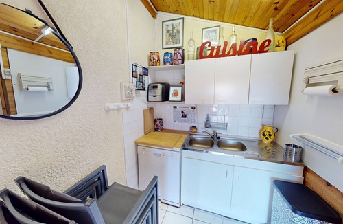 Vic-la-Gardiole House | Bright Family Home in Vic-la-Gardiole with Pool and Parking