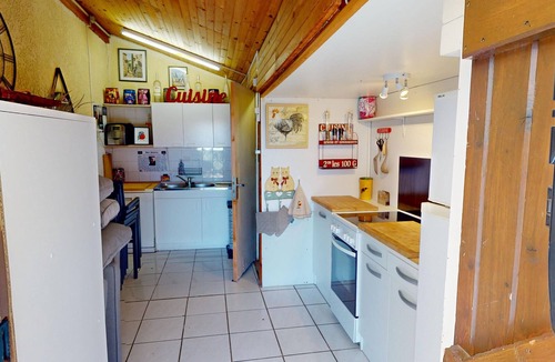 Vic-la-Gardiole House | Bright Family Home in Vic-la-Gardiole with Pool and Parking