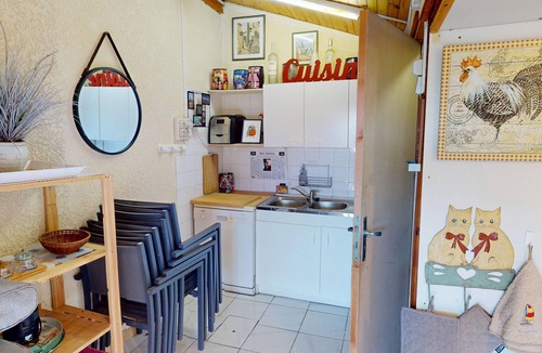 Vic-la-Gardiole House | Bright Family Home in Vic-la-Gardiole with Pool and Parking