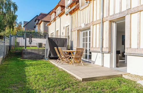 Saint-Arnoult Apartment | Bright family home near Deauville