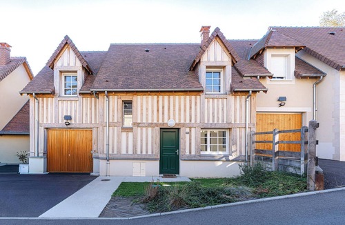 Saint-Arnoult Apartment | Bright family home near Deauville
