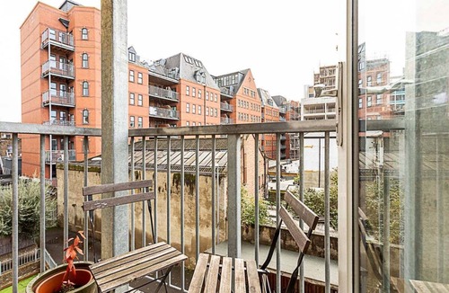 Whitechapel Apartment | Bright Flat in Historic Whitechapel